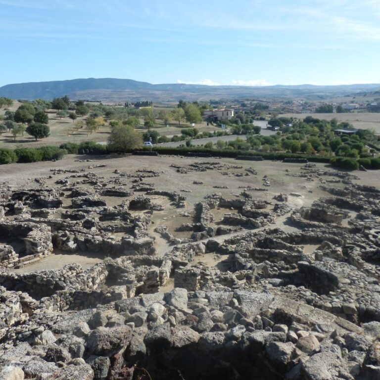 מבני הביצורים המורכב בישובי סרדיניה שהיו משמשים להגנה והמבנה הזה נמצא גם בסבסטיה בשומרון