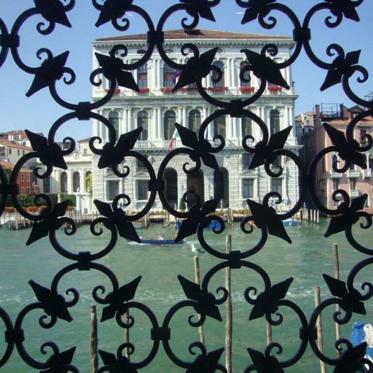 מבעד לסורגים בונציה