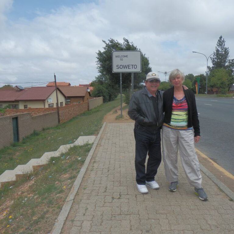 מבקרים בעיר השחורים, בסאוטו
