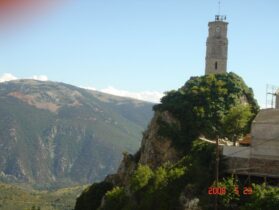 מגדל מתנשא בהרי יוון