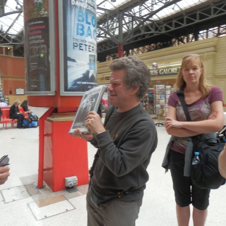 מדריך בעקבות ה"ביטלס" בלונדון שמסתיר היטב את התמונות שברשותו