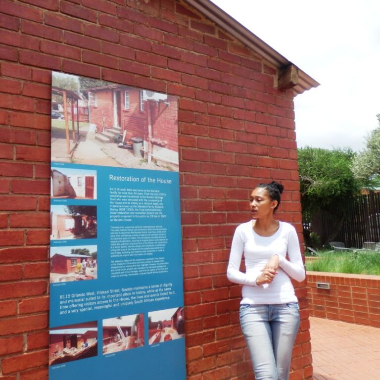 מדריכת תיירות ליד ביתו של נלסון מנדלה