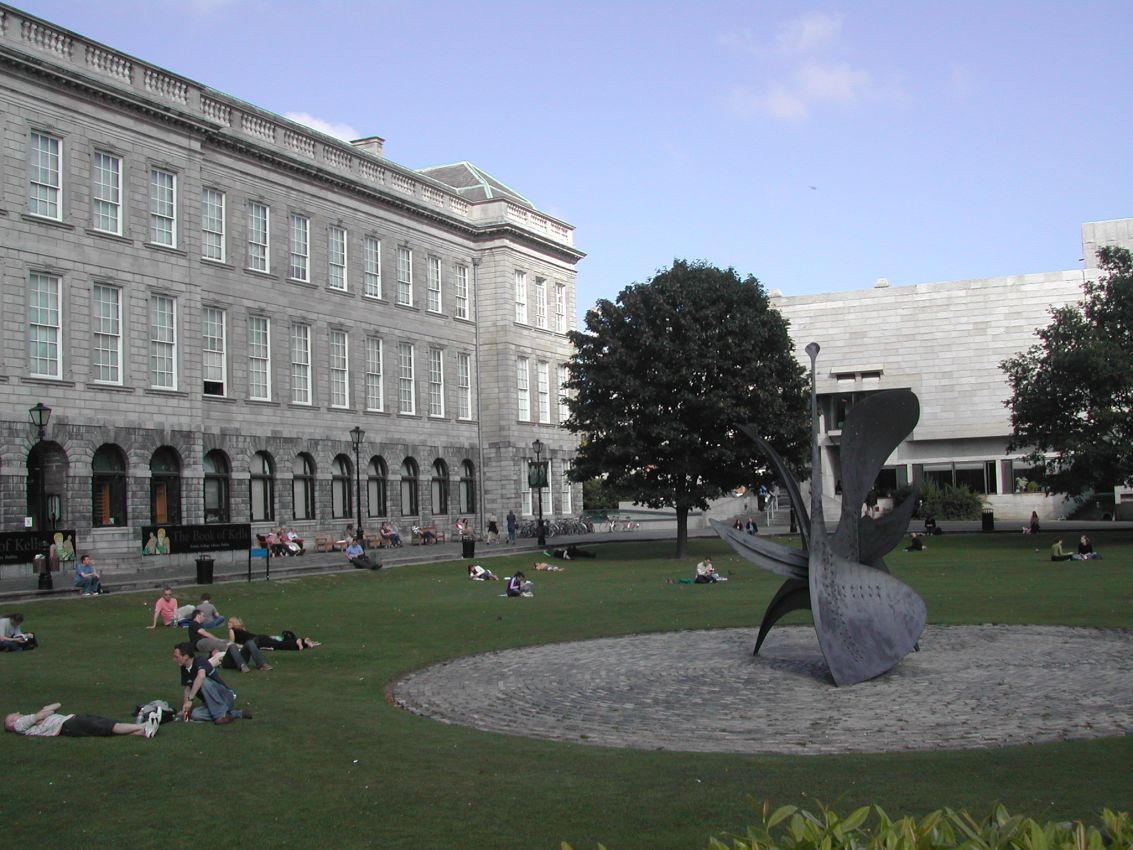 מדשאות האוניברסיטה בדבלין מלאים סטודנטים שואפי שמש