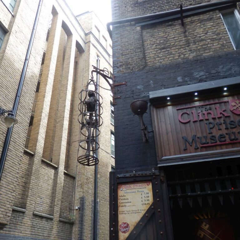 מוזיאון הכלא הבריטי, נידון למוות היה נתלה בתוך כלוב עד מותו למען ישמעו ויראו