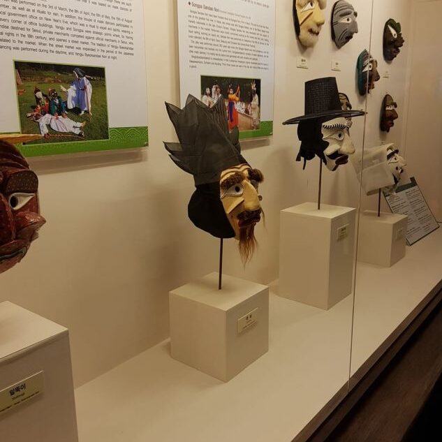 מוזיאון המסכות בהאווה שפירוש שמו הנהר המתפתל