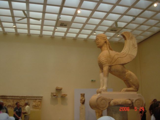 מוזיאון יווני עם פסלים מופלאים