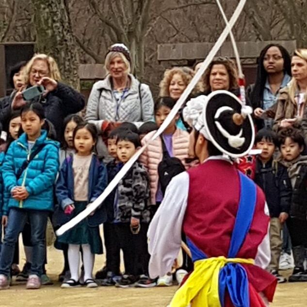 מופע בגן שעשועים קוריאני