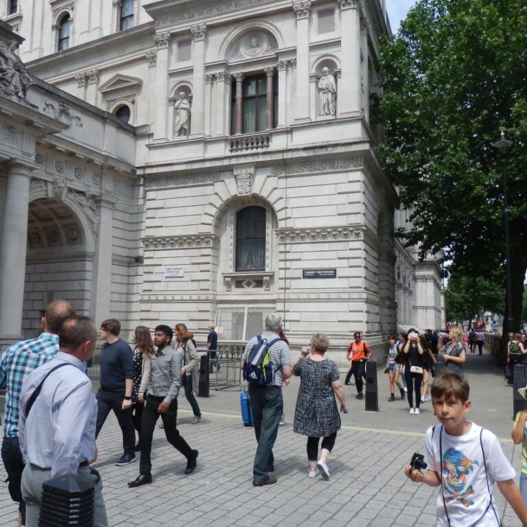 מטיילים בלונדון ביום שמשי