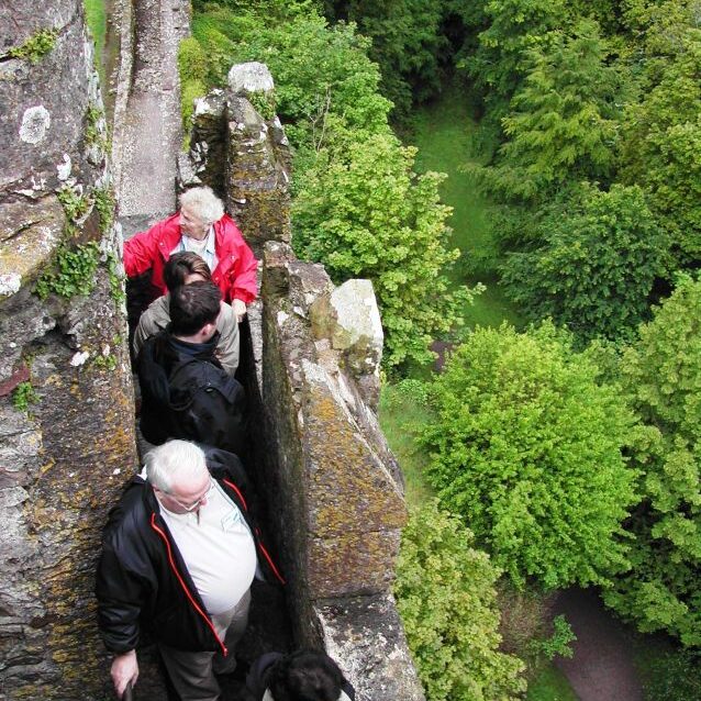 מטפסים על מצודת בלארני ליד קורק כדי לקבל ברכה