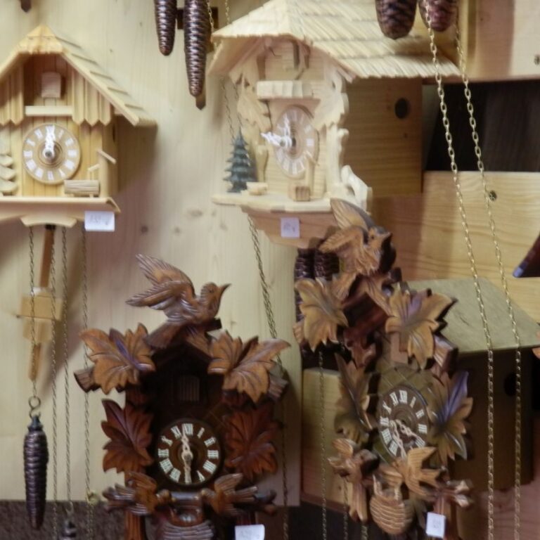 יצירות של שעוני קוקיה בכפר שוויצרי