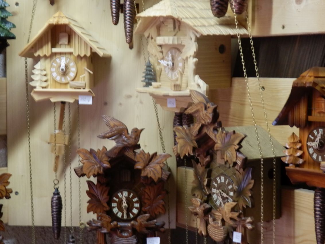 יצירות של שעוני קוקיה בכפר שוויצרי