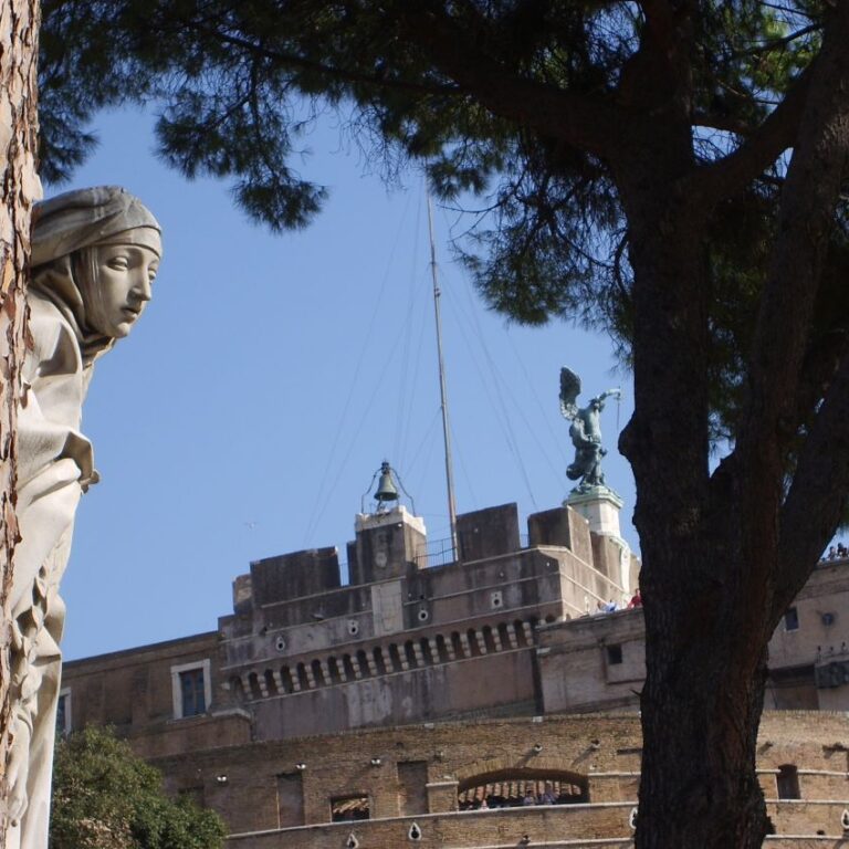 מלאך מציץ מאחורי העץ