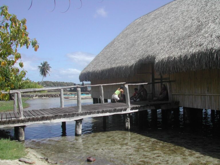 מלון צף בבורה בורה