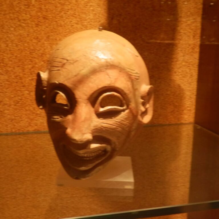 מסכת ראש במוזיאון בסרדיניה