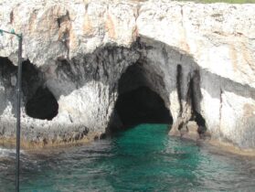 מערות טבעיות שהים חצב בסלעיהאי כרתים