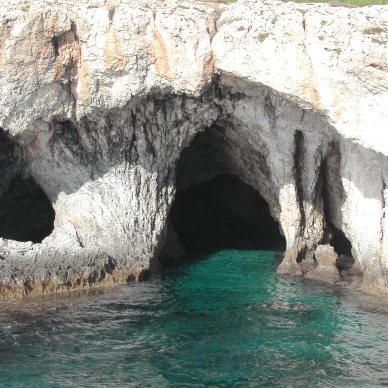 מערות טבעיות שהים חצב בסלעיהאי כרתים