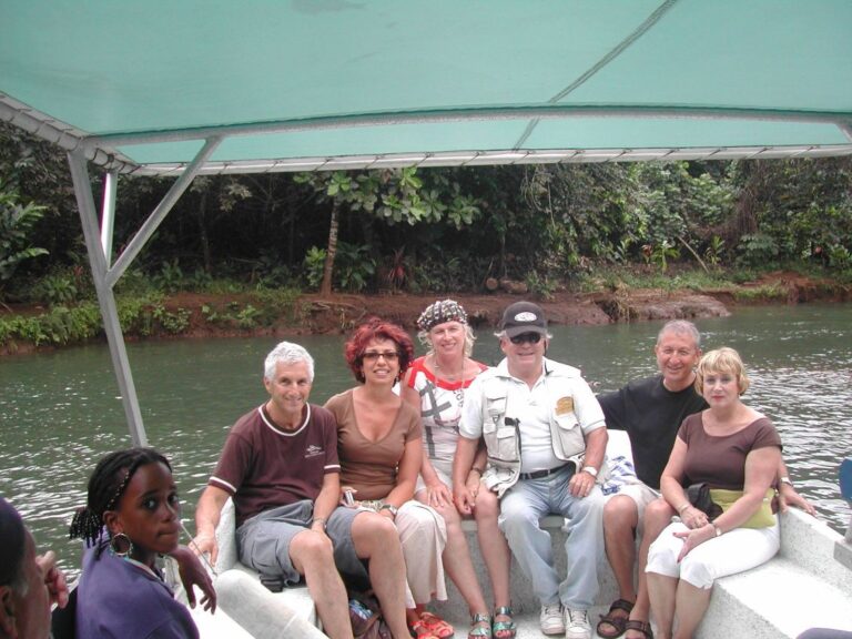 מפליגים בפולינזיה ביער מנגרובים עם מדריך מקומי שטוען שהוא משבט חצי המנשה