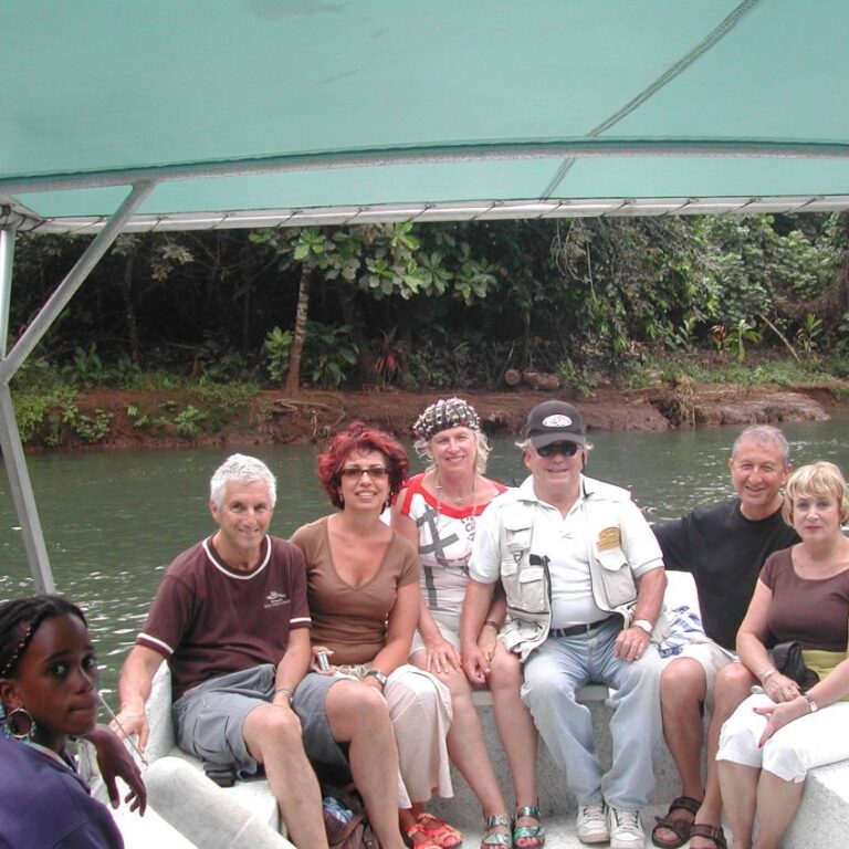 מפליגים בפולינזיה ביער מנגרובים עם מדריך מקומי שטוען שהוא משבט חצי המנשה