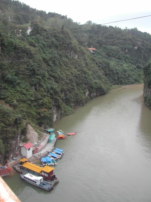 מראה מעל הגשר על נהר היאנג צ'ה