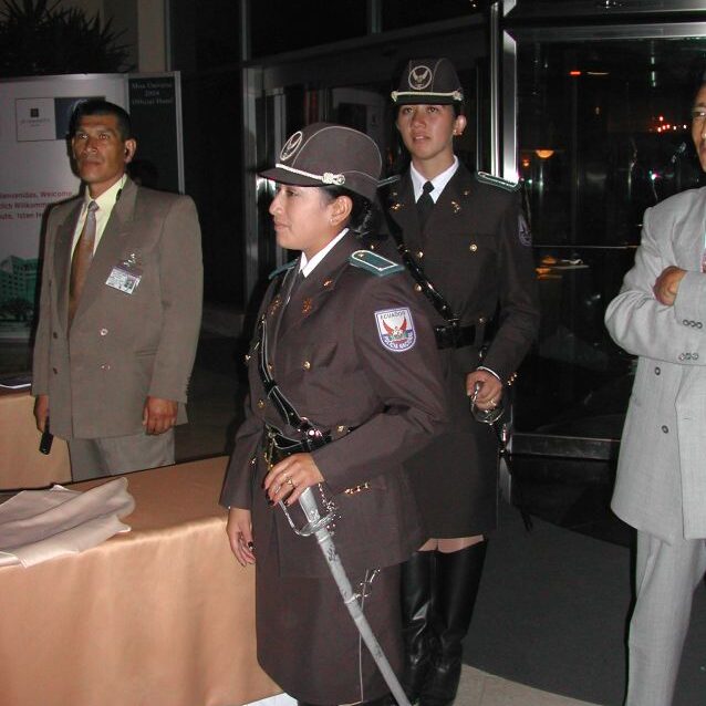 משטרה מקומית בקיטו שומרות על מועמדות למיס יוניברס