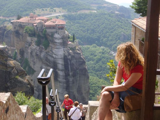 מתבוננים בעולים למנזר במטאורה
