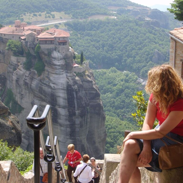 מתבוננים בעולים למנזר במטאורה
