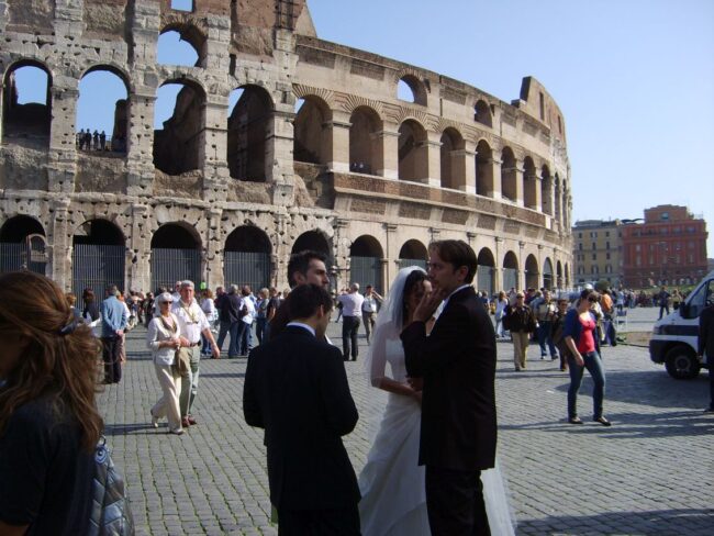 מתחתנים ליד הקולוסיאום