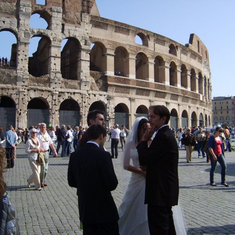 מתחתנים ליד הקולוסיאום