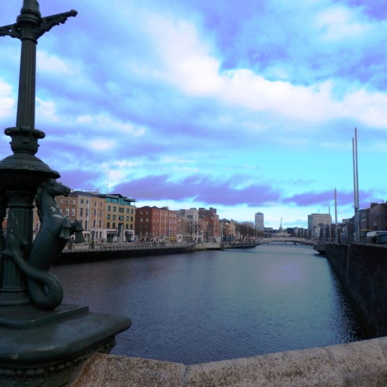 נהר הזורם בדבלין