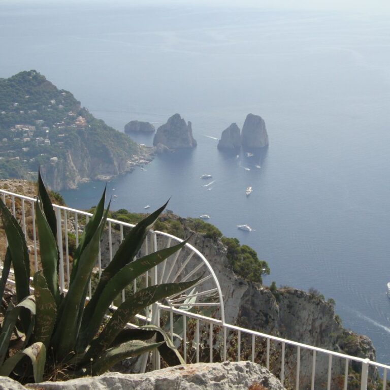 נוף האי קפרי מהעיירה אנאקפרי