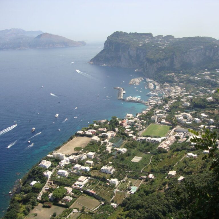 נוף האי קפרי מהרכבל