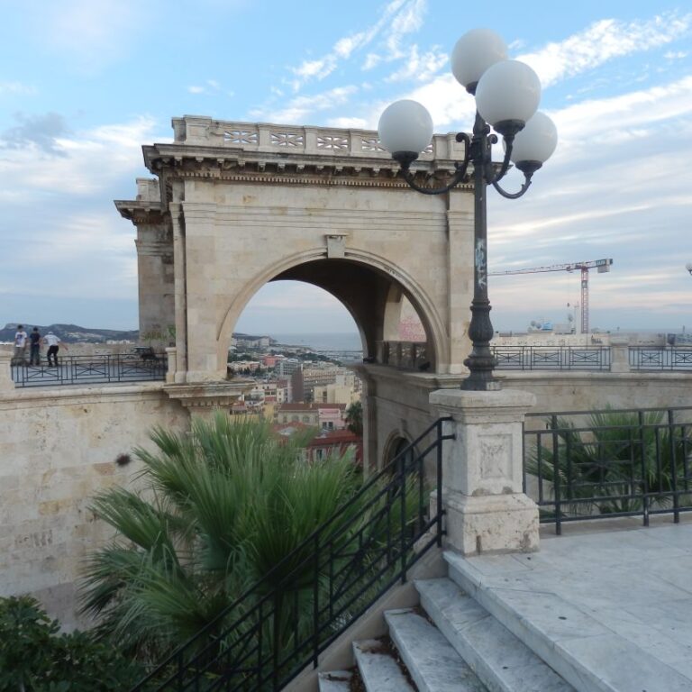 נוף העיר קאלגיארי בסרדיניה