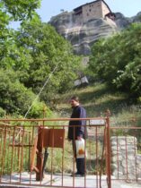 נזיר שולח חבילה במעלית המקומית