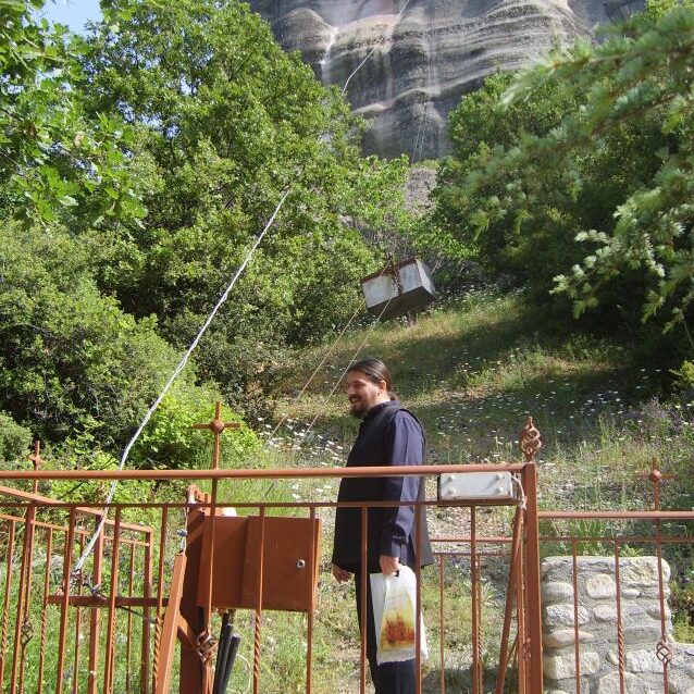 נזיר שולח חבילה במעלית המקומית