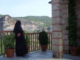 נזירה מתבוננת בנוף