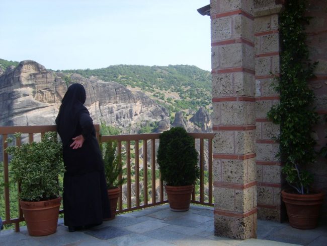 נזירה מתבוננת בנוף