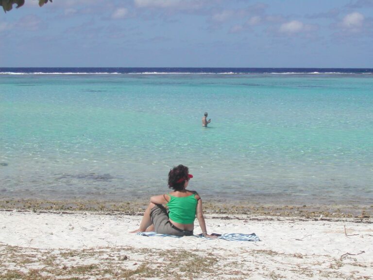 נילי צופה בבעלה בלגונה של האי בורה בורה