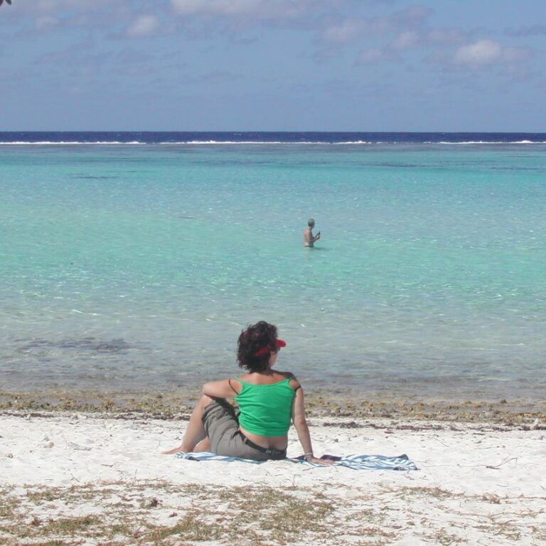 נילי צופה בבעלה בלגונה של האי בורה בורה
