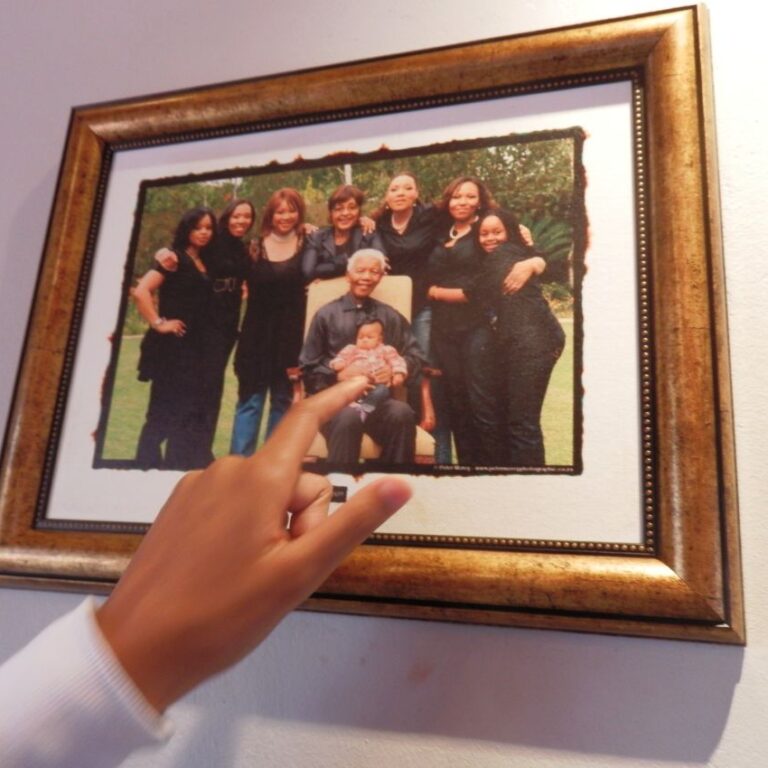 נכדתו של מנדלה מדריכה מבקרים בביתו בסואיטו