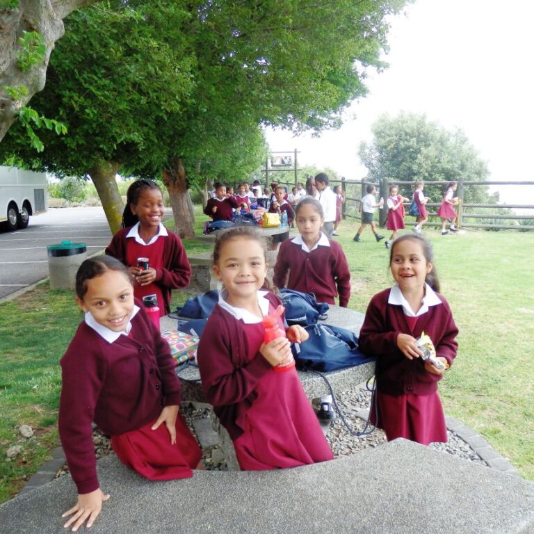 נערות דרום אפריקאיות לומדות על התרבות האפריקנרית