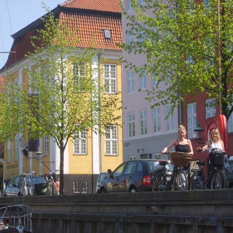 נערות הולנדיות על שפת התעלה