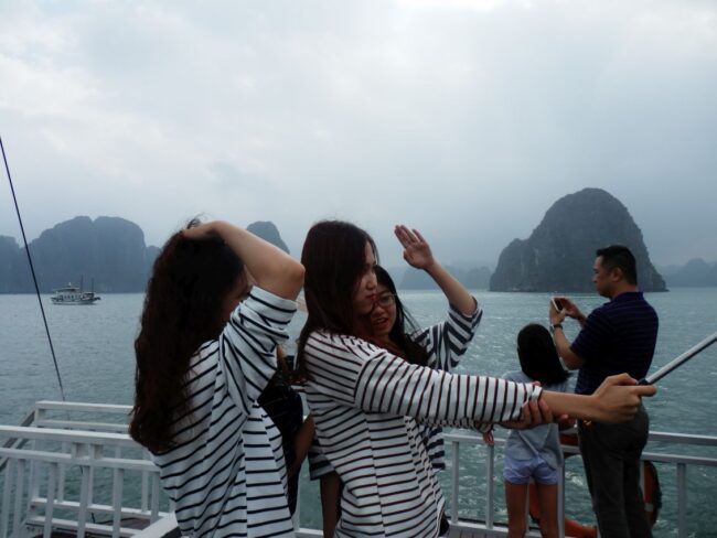 נערות ויאטנמיות בסלפי על רקע הא לונג ביי