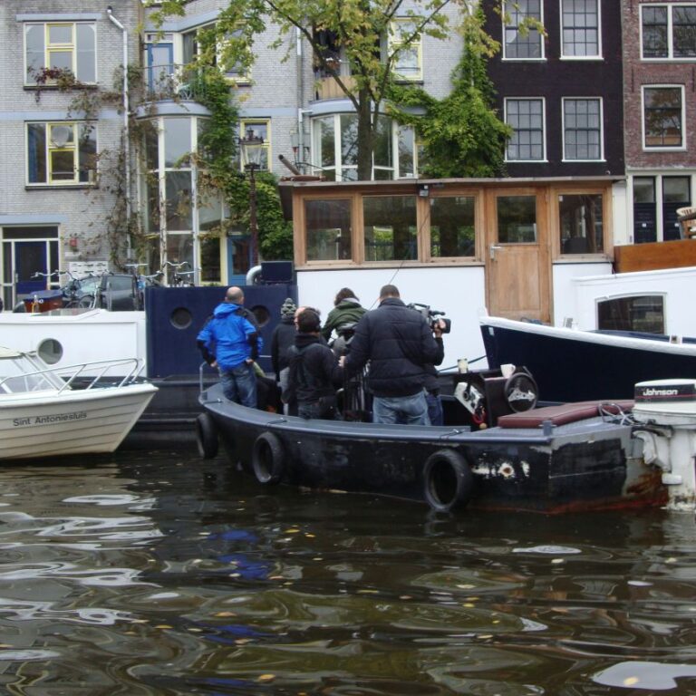 סירות הופכות באמסטרדם למוניותסירות הופכות באמסטרדם למוניות