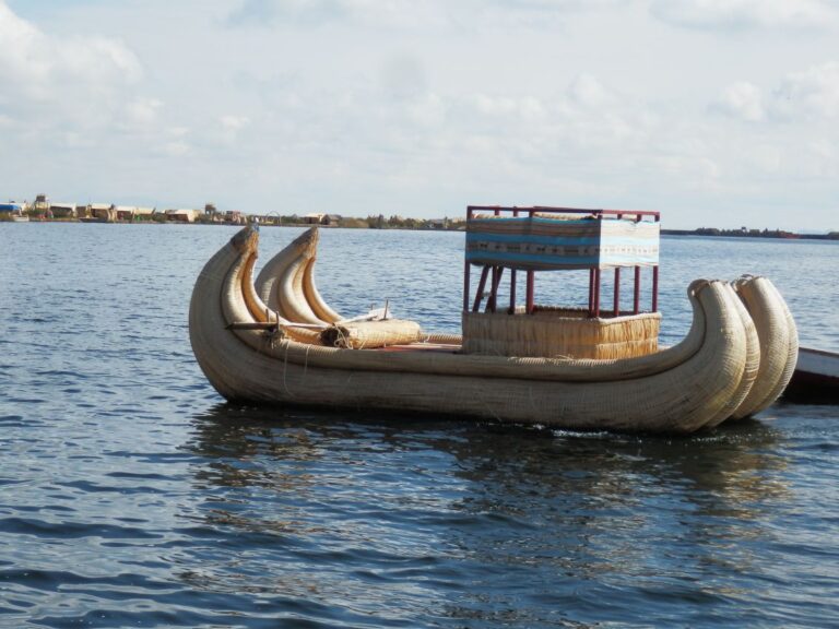 סירות הקש באגם טיטיקקה בפרו-