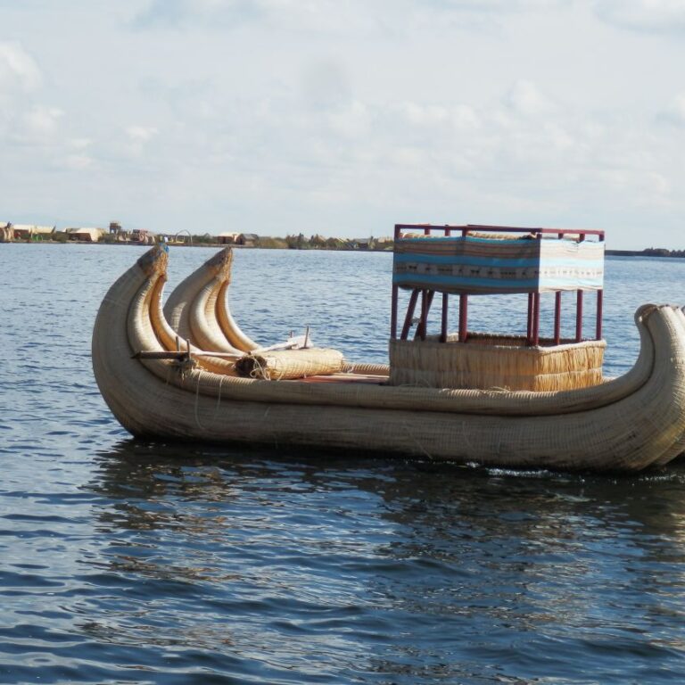 סירות הקש באגם טיטיקקה בפרו-