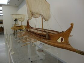 ספינות עתיקות משוחזרות במוזיאון יווני