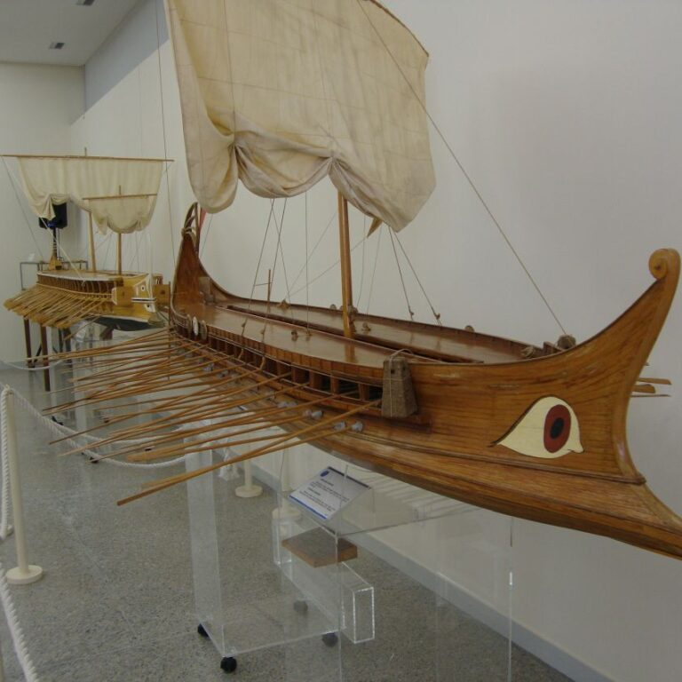 ספינות עתיקות משוחזרות במוזיאון יווני