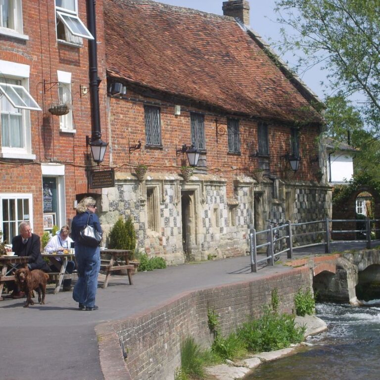 עיירה בריטית בדרום מערב אנגליה