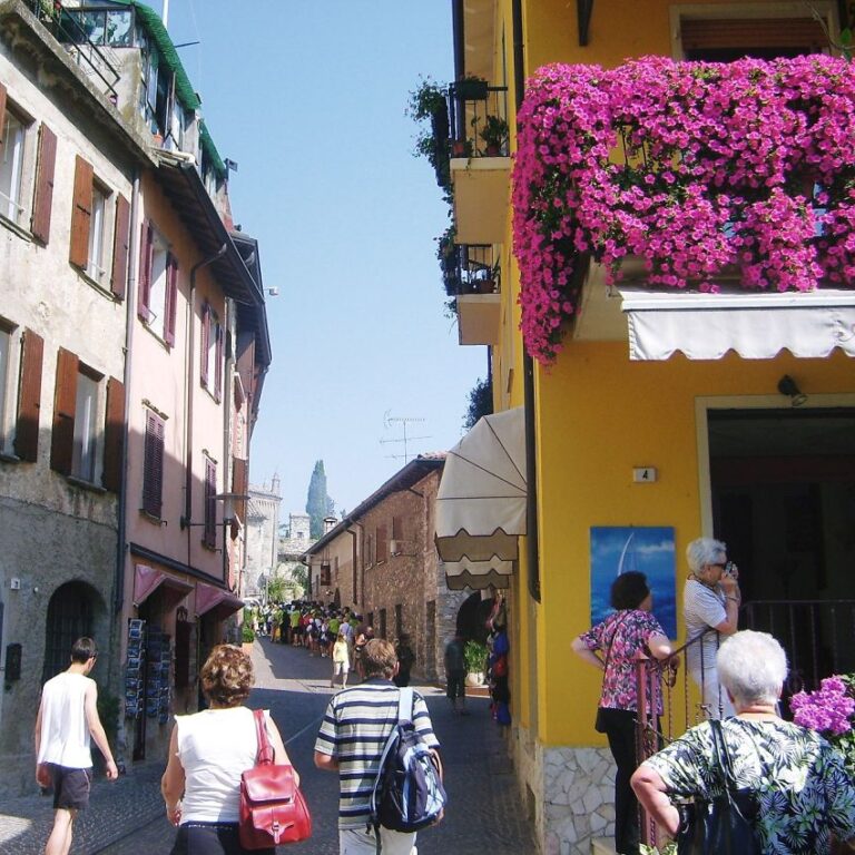 עיירה על שפת אגם קומו