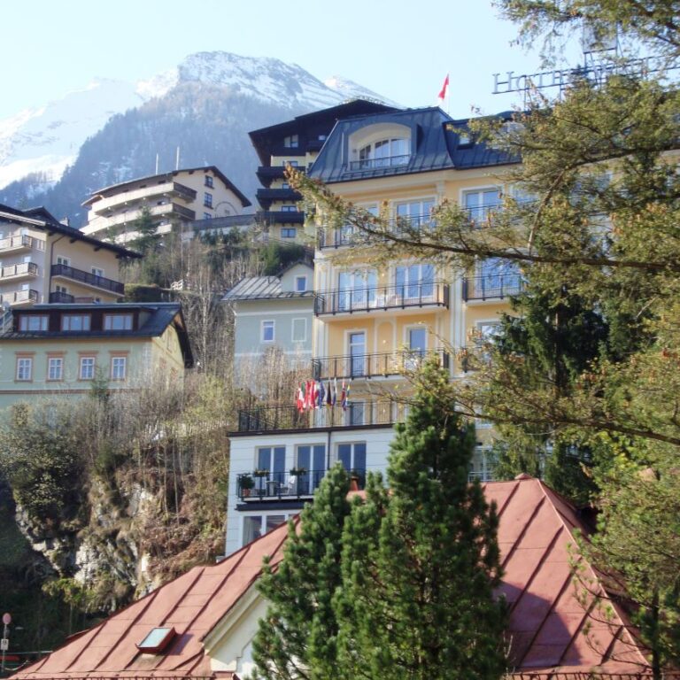 עיירה שוויצרית על רקע הרי האלפים